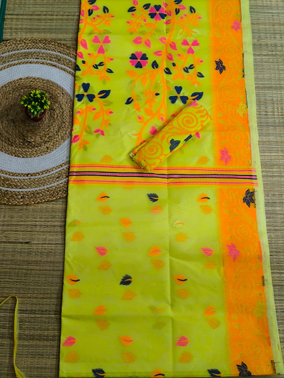 Woven Design Dhakai Jamdani saree with blouse piece - Rebistore